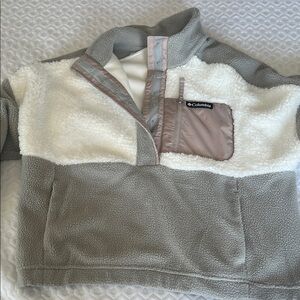 Columbia women’s Gray and Cream Fleece Jacket